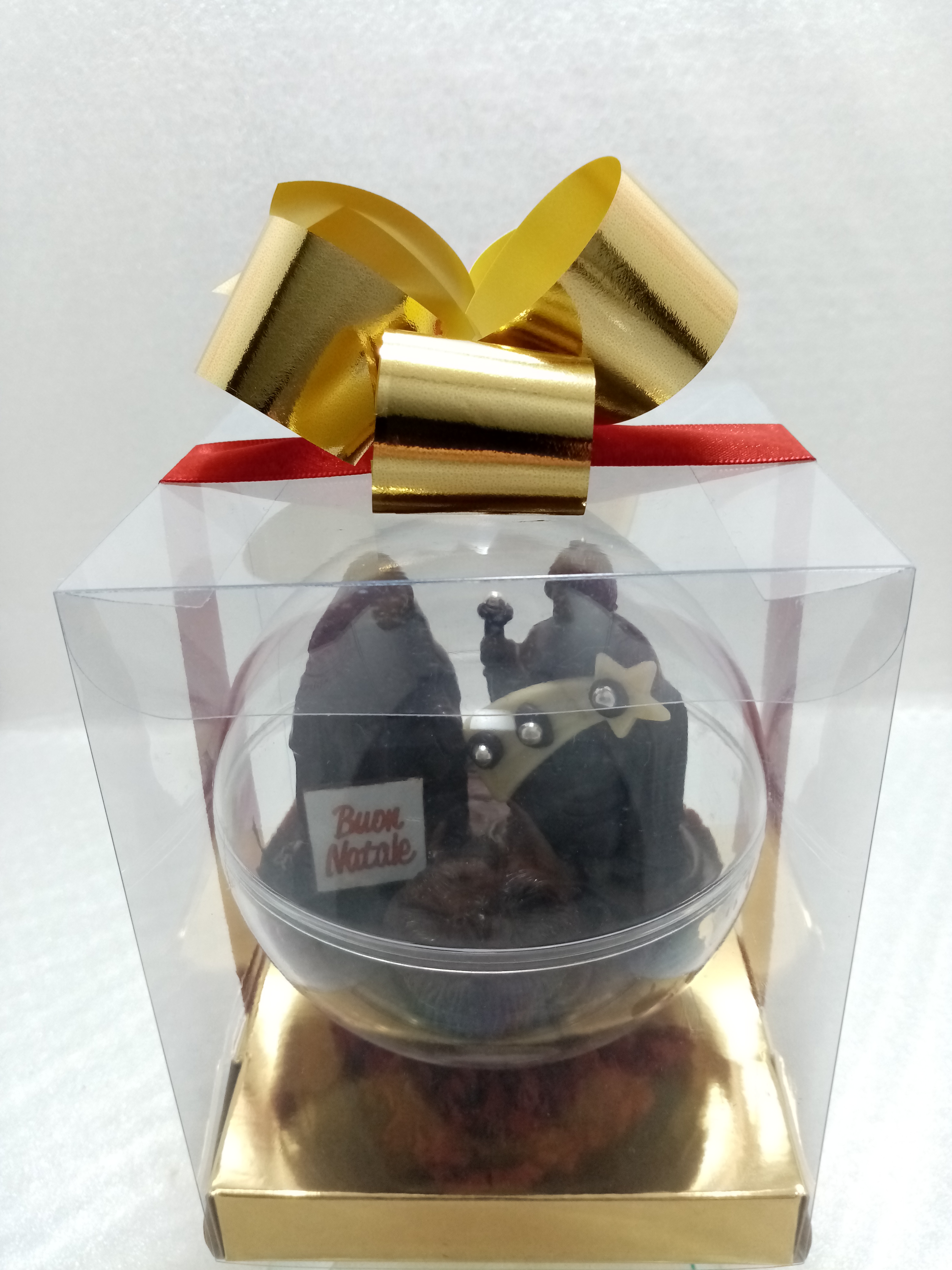 Presepini di puro cioccolato al latte in palla trasparente di cm 12
