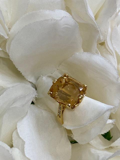 Anello in oro giallo con Berillo Aureo e diamanti