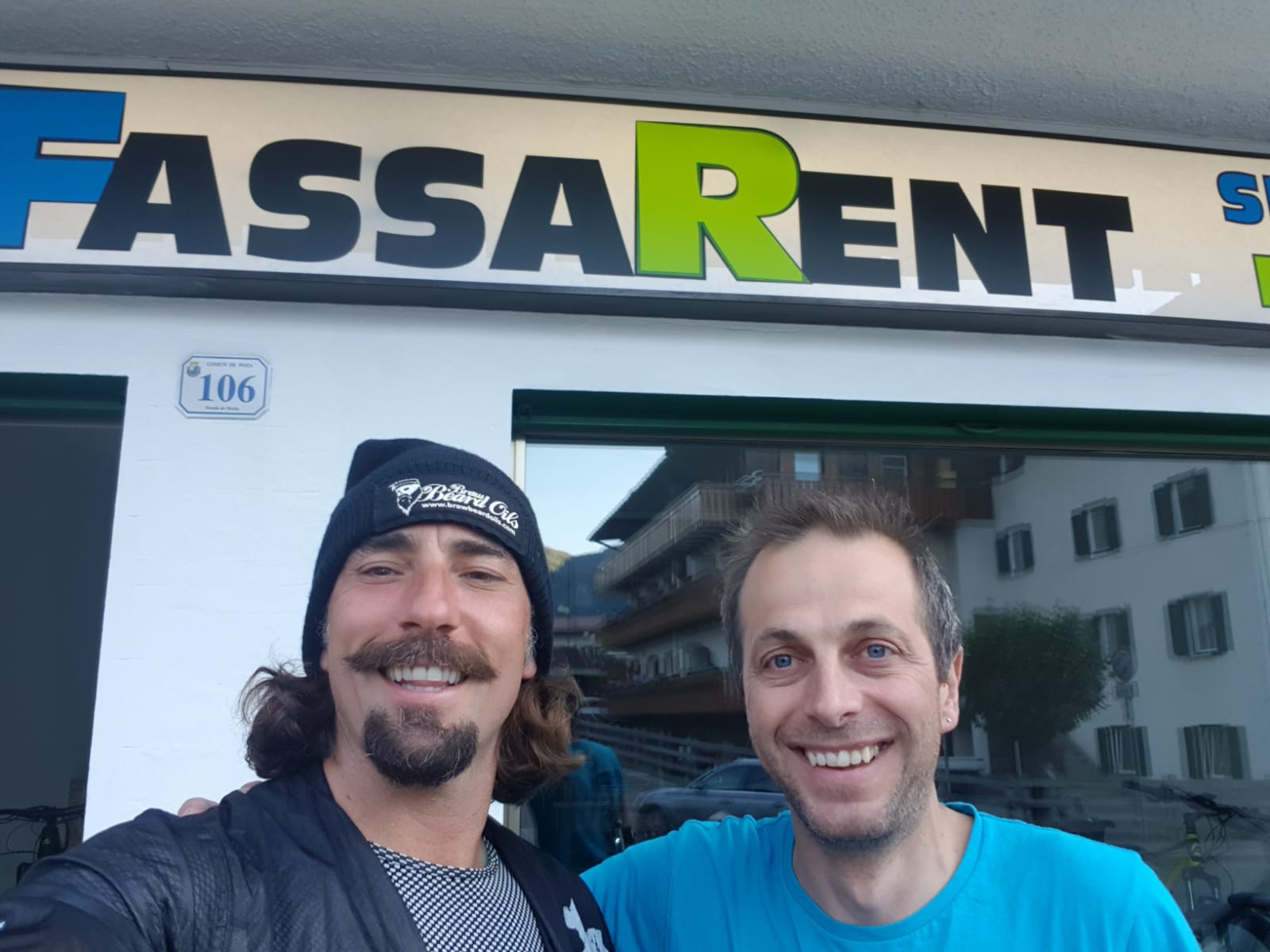 immagine di Gabriele con Vittorio Brumotti davanti al noleggio bici ed ebike Fassa Rent