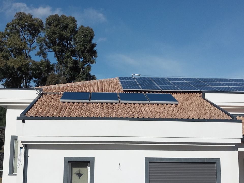 Pannelli solari a circolazione forzata costituiti da 4 pannelli ed un accumulo nel locale tecnico