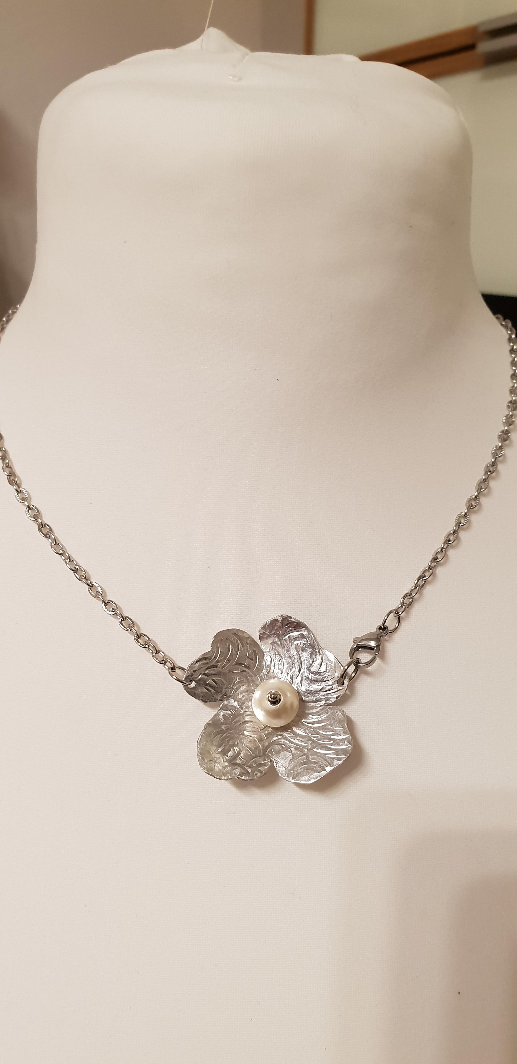 Collana girocollo in acciaio con ciondolo fiore  in alluminio e perla.