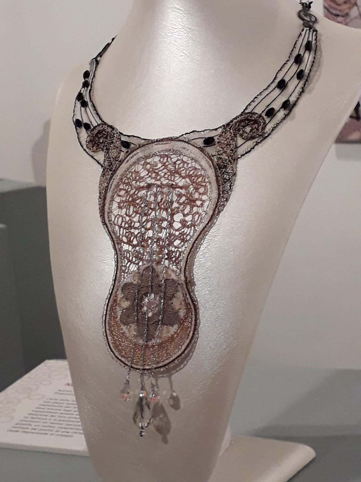 BISIGNANO: L'arte della liuteria riportata su merletto: premiata a Gorizia la signora Maria Grazia Misciasci