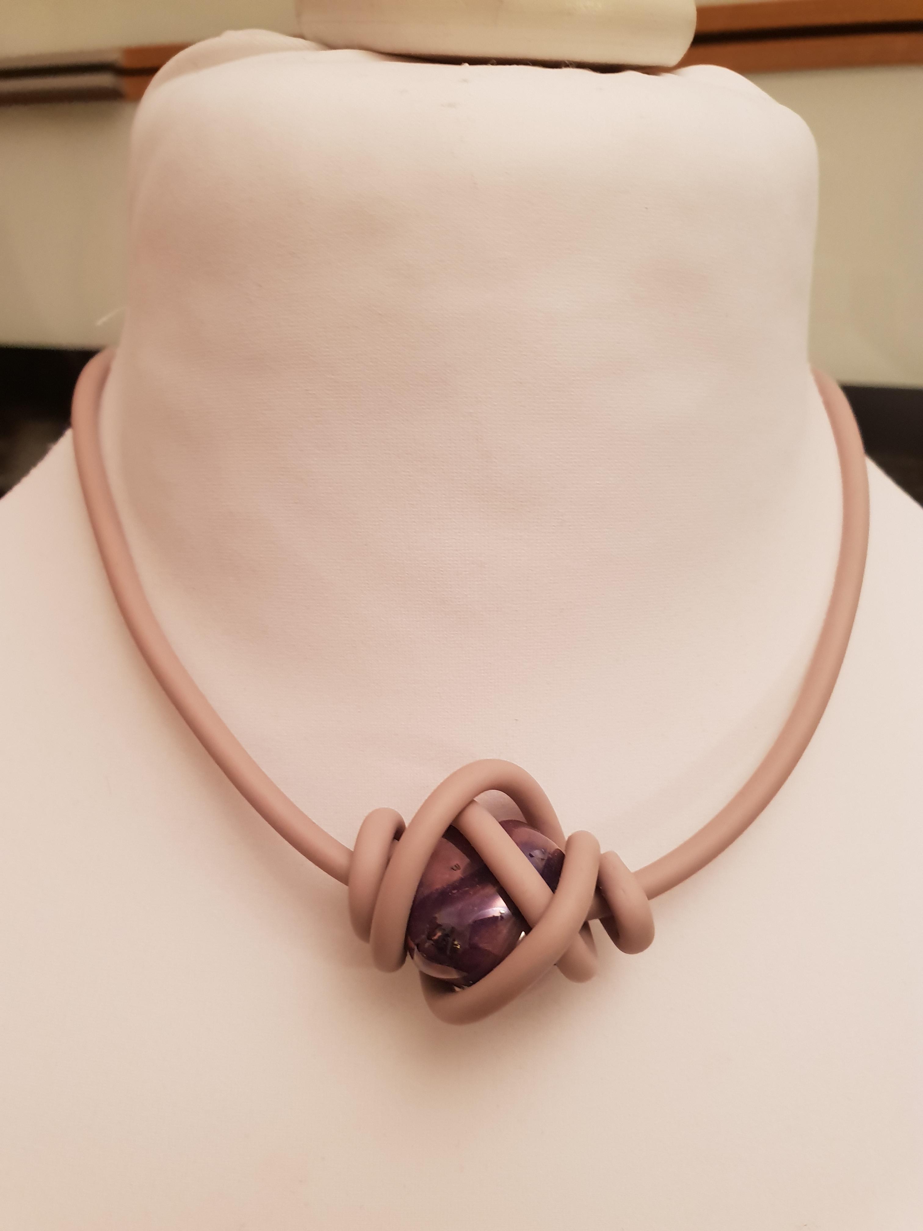 Collana girocollo in silicone con perla in ceramica greca