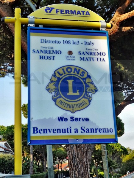 Sanremo: un pannello pubblicitario dei due Lions matuziani per dare il benvenuto a tutti i turisti