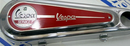 Coperchio mozzo Vintage " VESPA SERVICE ROSSO" per VESPA 125 150 160 180 200 cc.