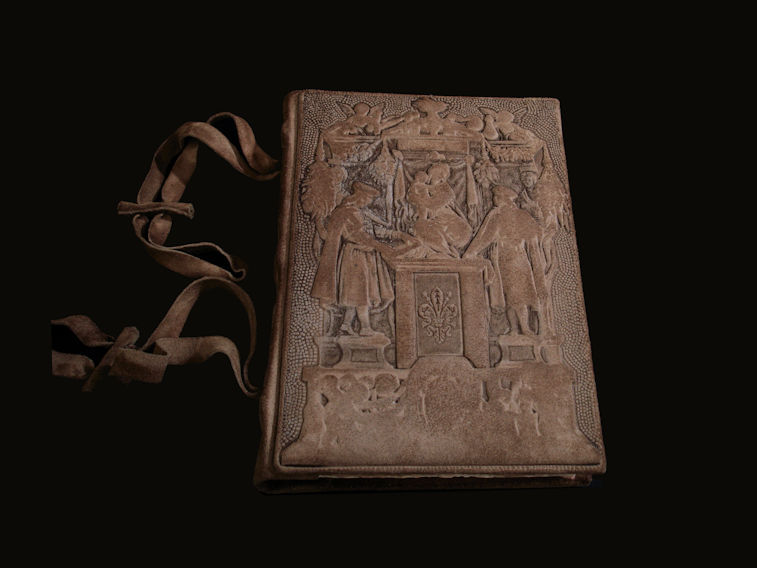 Primo piano quaderno pelle grigia con bassorilievo dell’antico ricettario fiorentino e lacci aperti