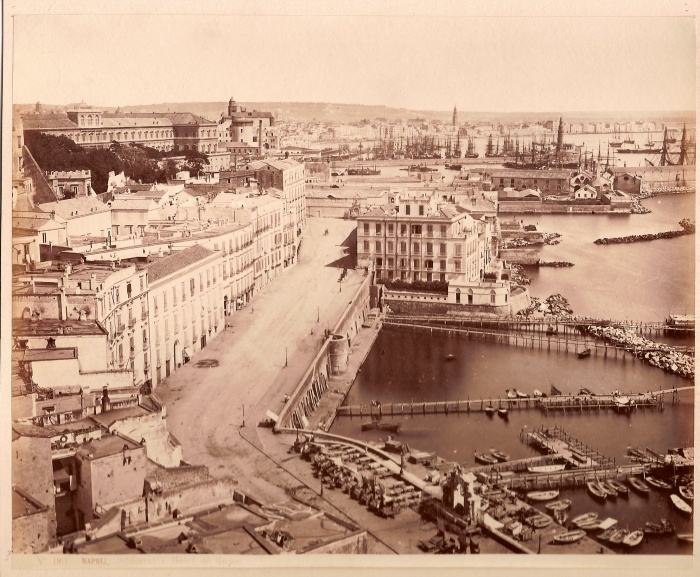 Sommer_Giorgio_1834-1914_-_n_11xx_-_Napoli_S_Lucia_e_Hotel_de_Romejpg