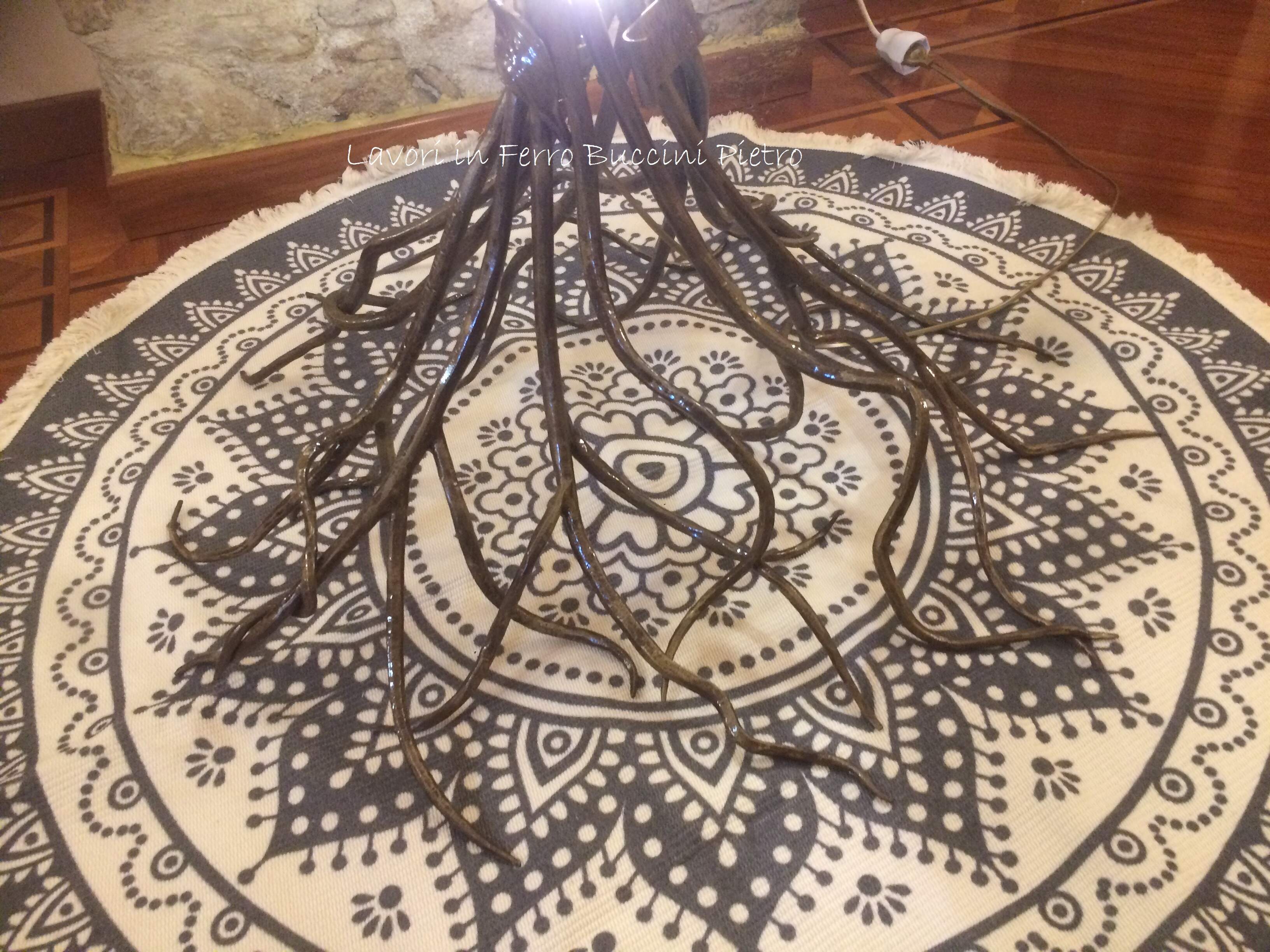 Arte Sacra. Leggio in ferro battuto artigianale, a forma di albero. Dettaglio delle radici.