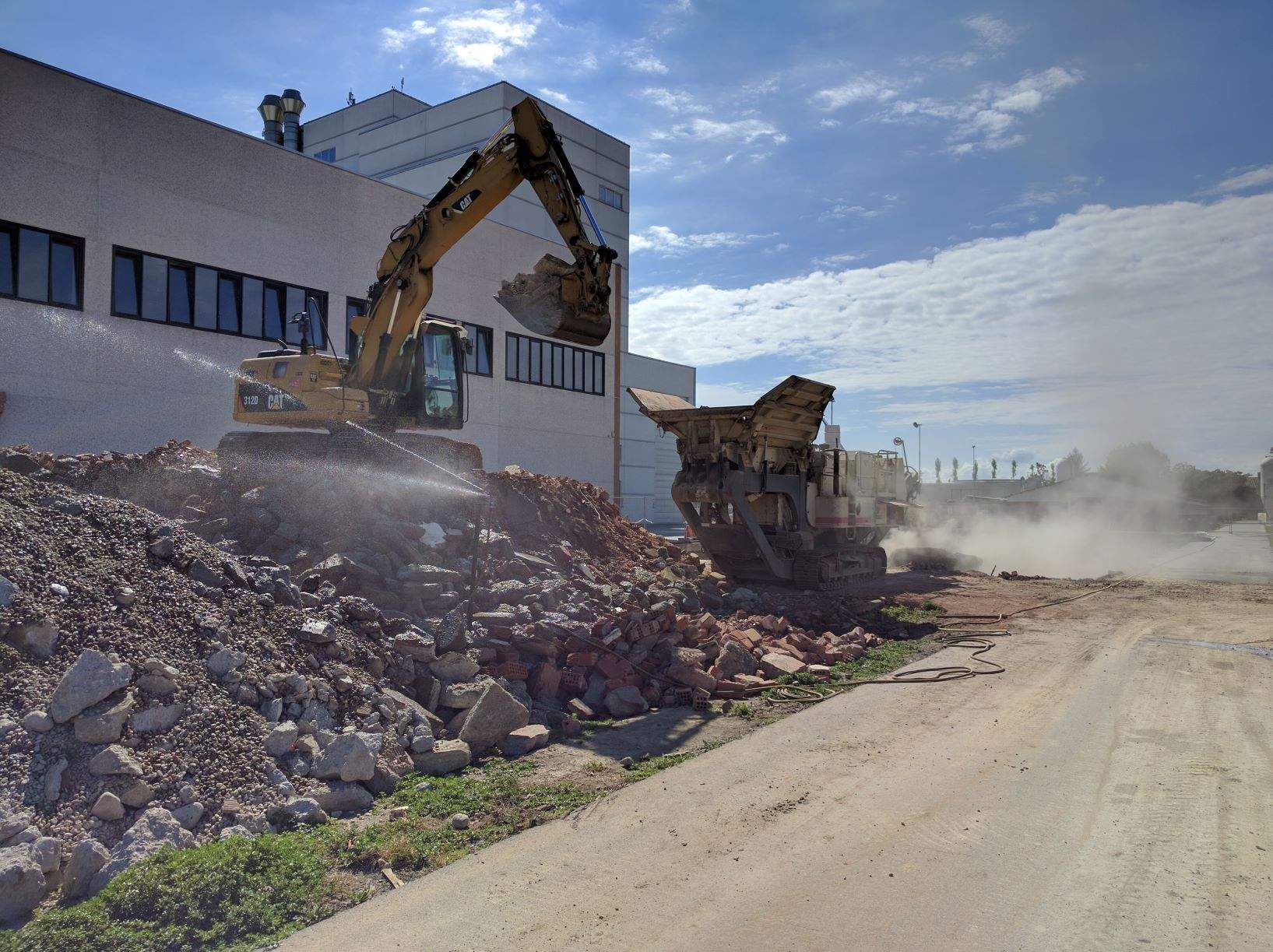 Demolizione e frantumazione in cantiere per recupero rifiuti sul sito di produzione