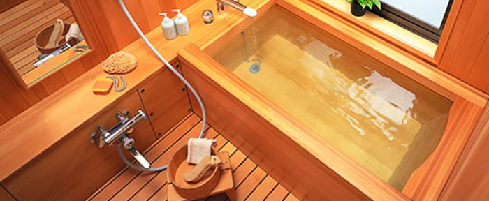 Asiento para Onsen está fabricada en madera de Japón. Y una pala de madera  baña cultura de Japón Total de todo el pueblo de baño ducha juntos. Es  intere Fotografía de stock 