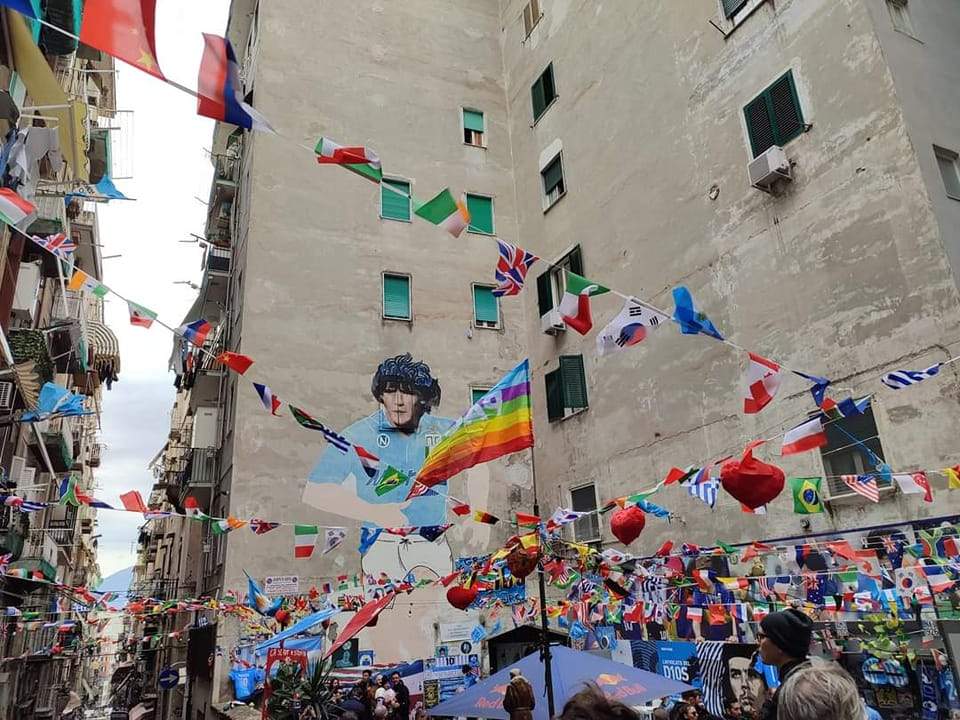 Il primo murales di Maradona nei quartieri spagnoli: la storia di un mito