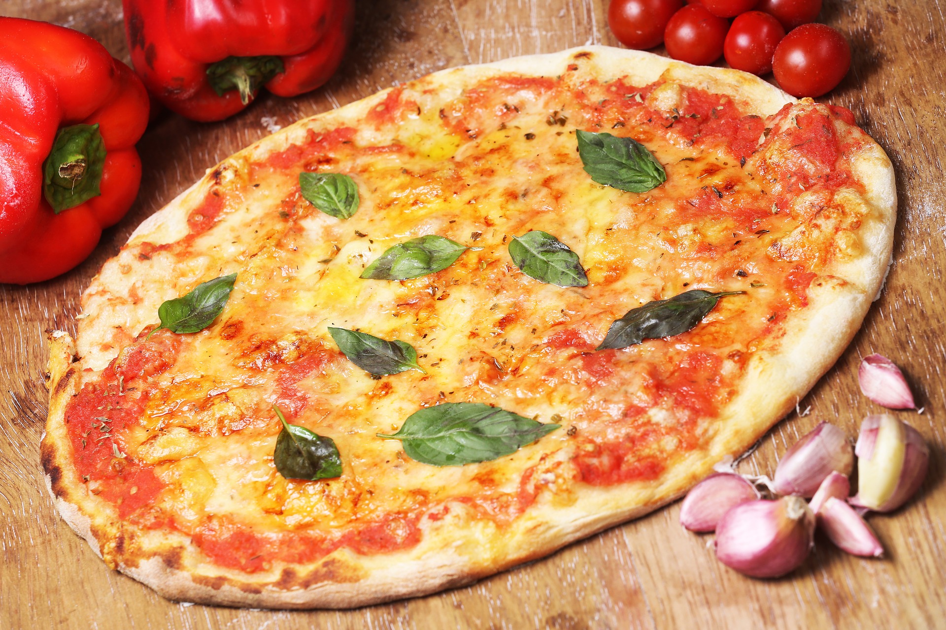pizza okragla serwowana w pizerniach lub na telefon, tzw. "a piatto" czyli "na talerz"...