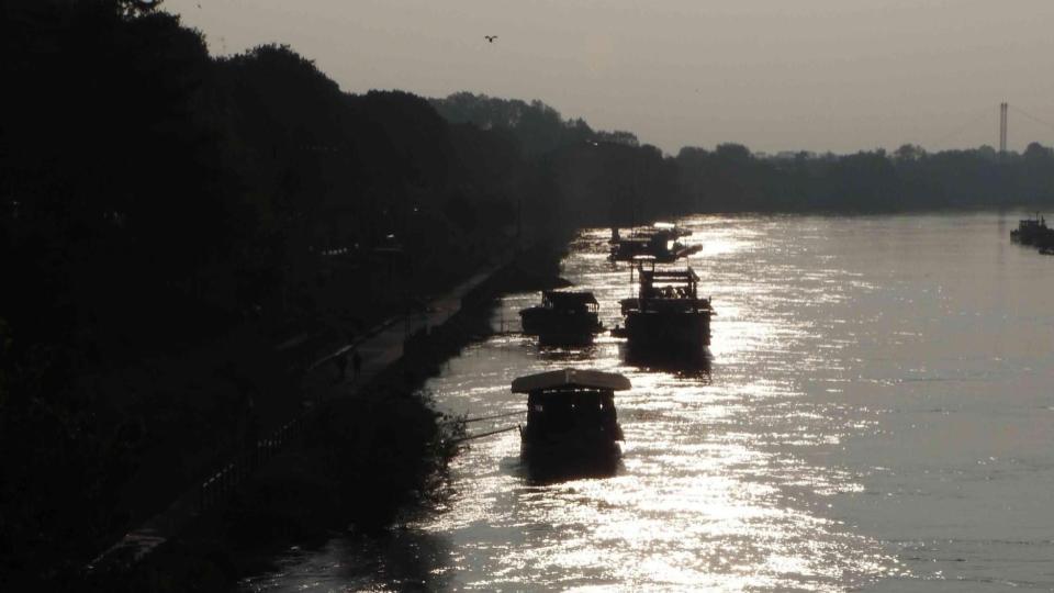 dal centro di Pavia, il fiume Ticino con le sue barche sulle sponde che sembrano tante macchie