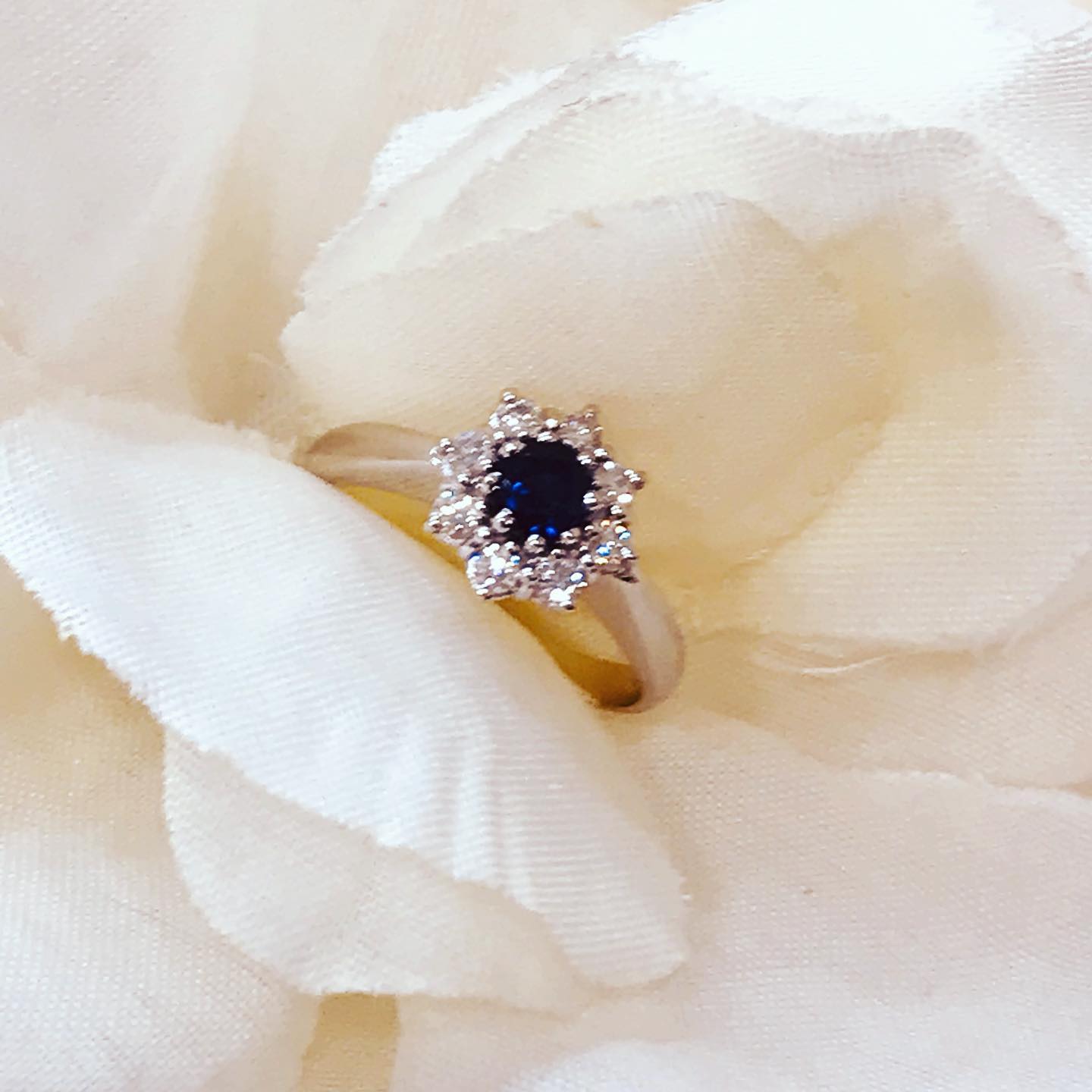 Anello in oro bianco con Zaffiro blu naturale e diamanti naturali