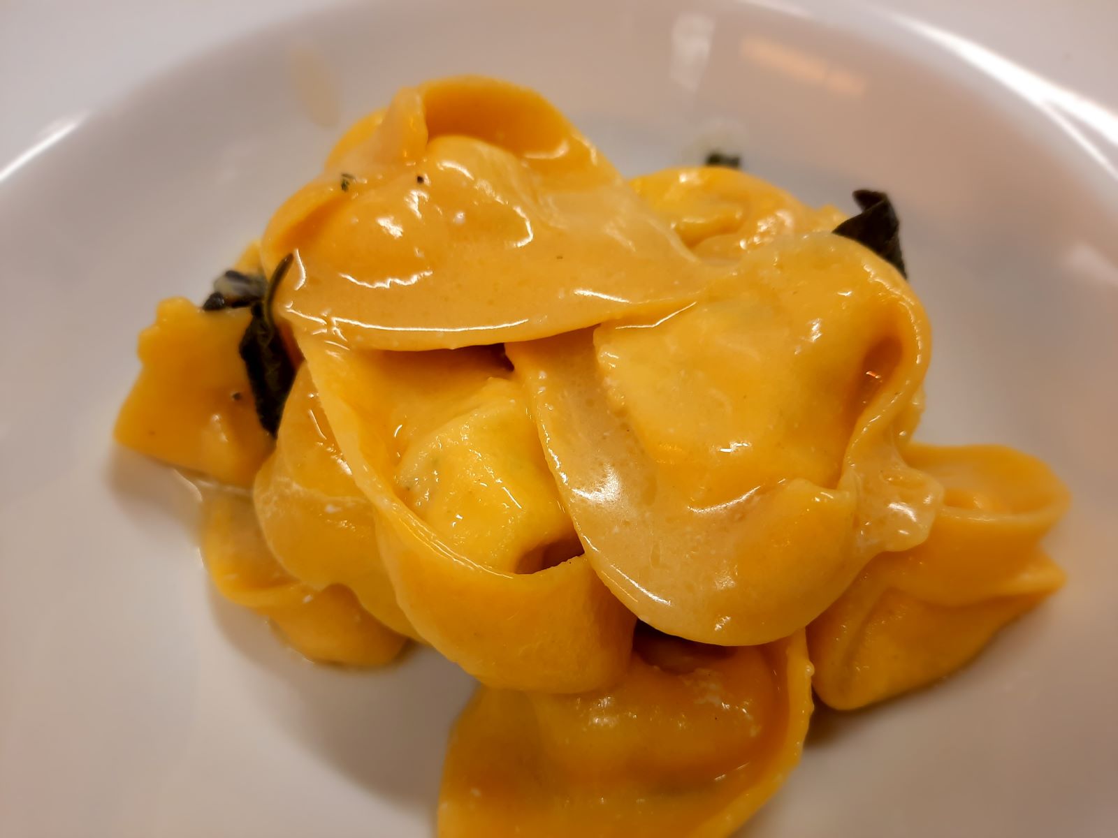 Tortelloni stuffed with ricotta and spinach, with butter and sage