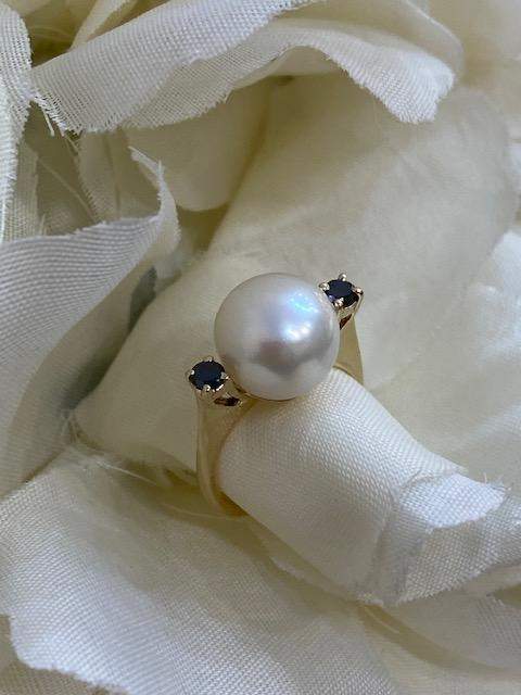 Collezione "Perle" anello in oro giallo con perla coltivata naturale e diamanti neri naturali
