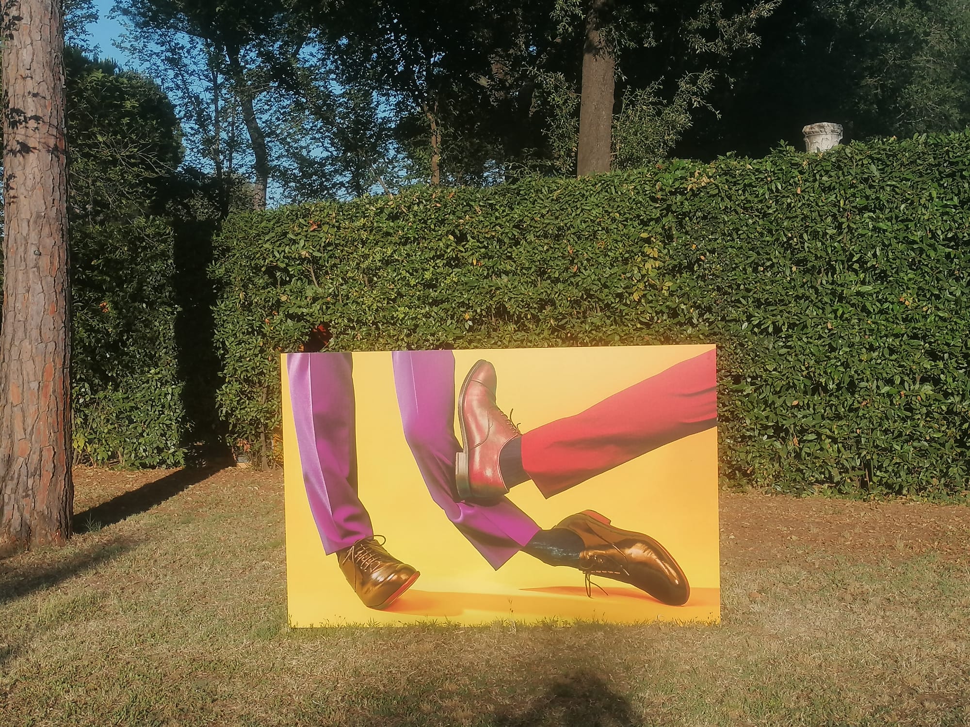 LA MOSTRA / Parr-Cattelan-Ferrari: ipercolore, surrealismo e giochi al pubblico nei viali di Villa Medici