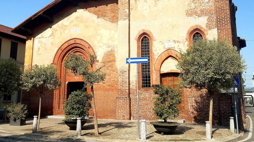Vicino a Milano affacciata sul Naviglio Grande troviamo la caratteristica chiesa di San Cristoforo