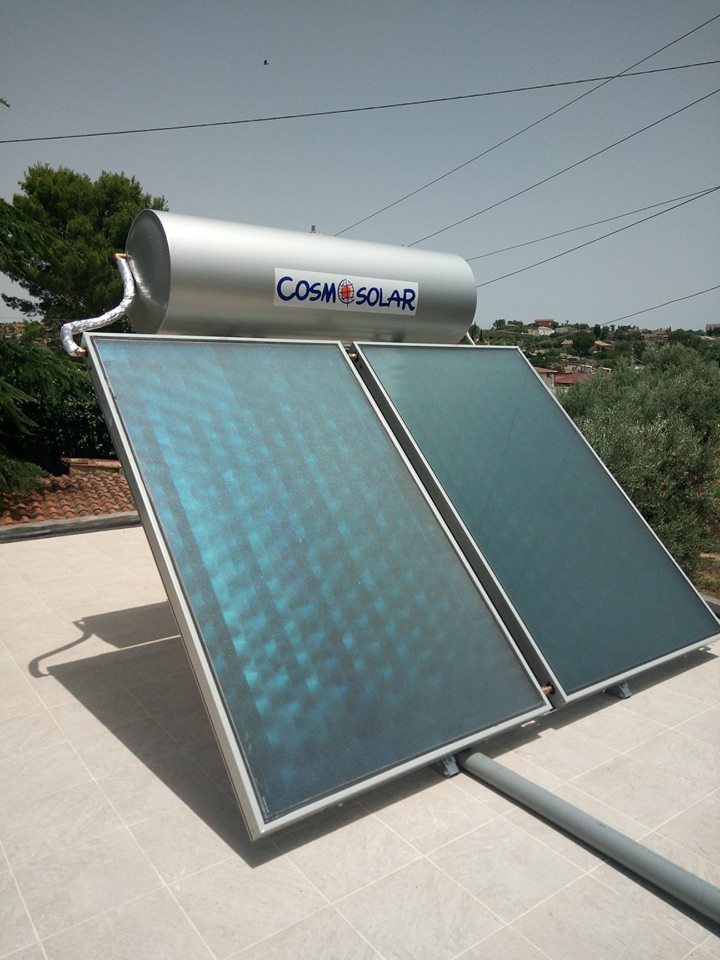 Pannelli solari a circolazione naturale Cosmosolar costituiti da due pannelli ed un accumulo