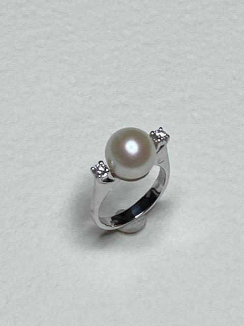 Collezione "Perle" anello oro bianco perla coltivata naturale e diamanti