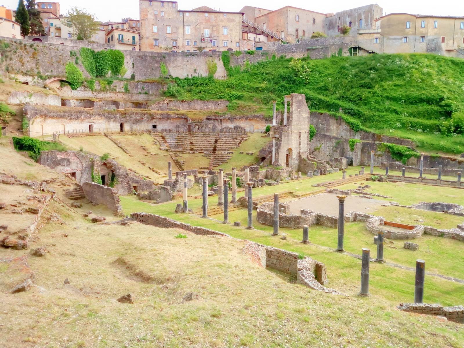 cosa vedere a volterra, teatro romano