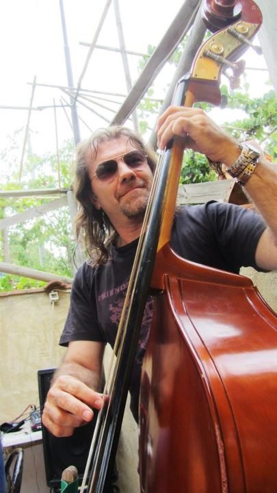 Having fun playing this beautiful  instrument at Aldo's house Collemontanino (PI) 2012