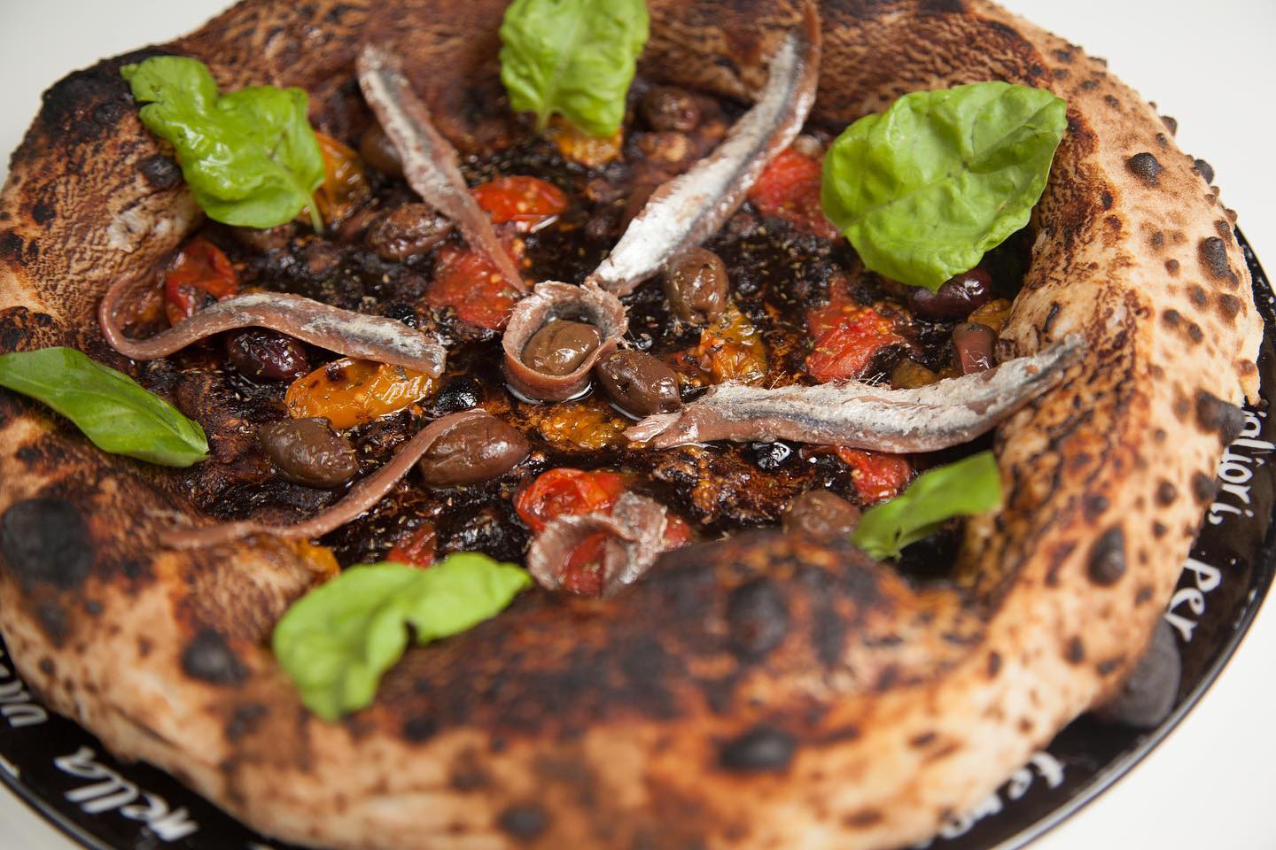 La Pizza Firmata da Antonello Scatorchia " Marinara Reverse " si trova a Rionero in Vulture (PZ)