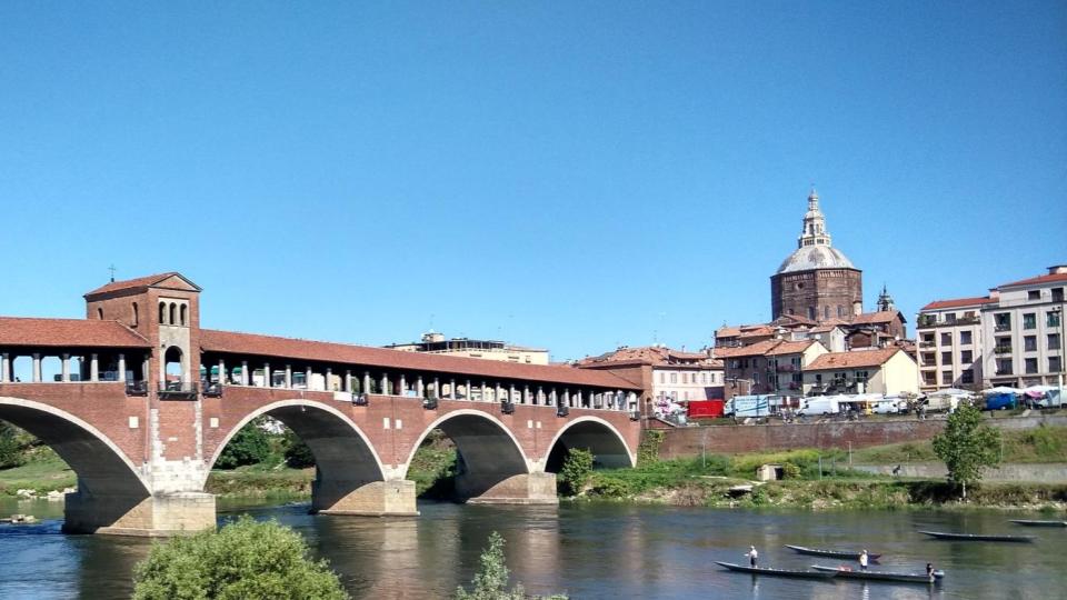 Uno dei monumenti più rappresentativi di Pavia, il Ponte Coperto sul Ticino