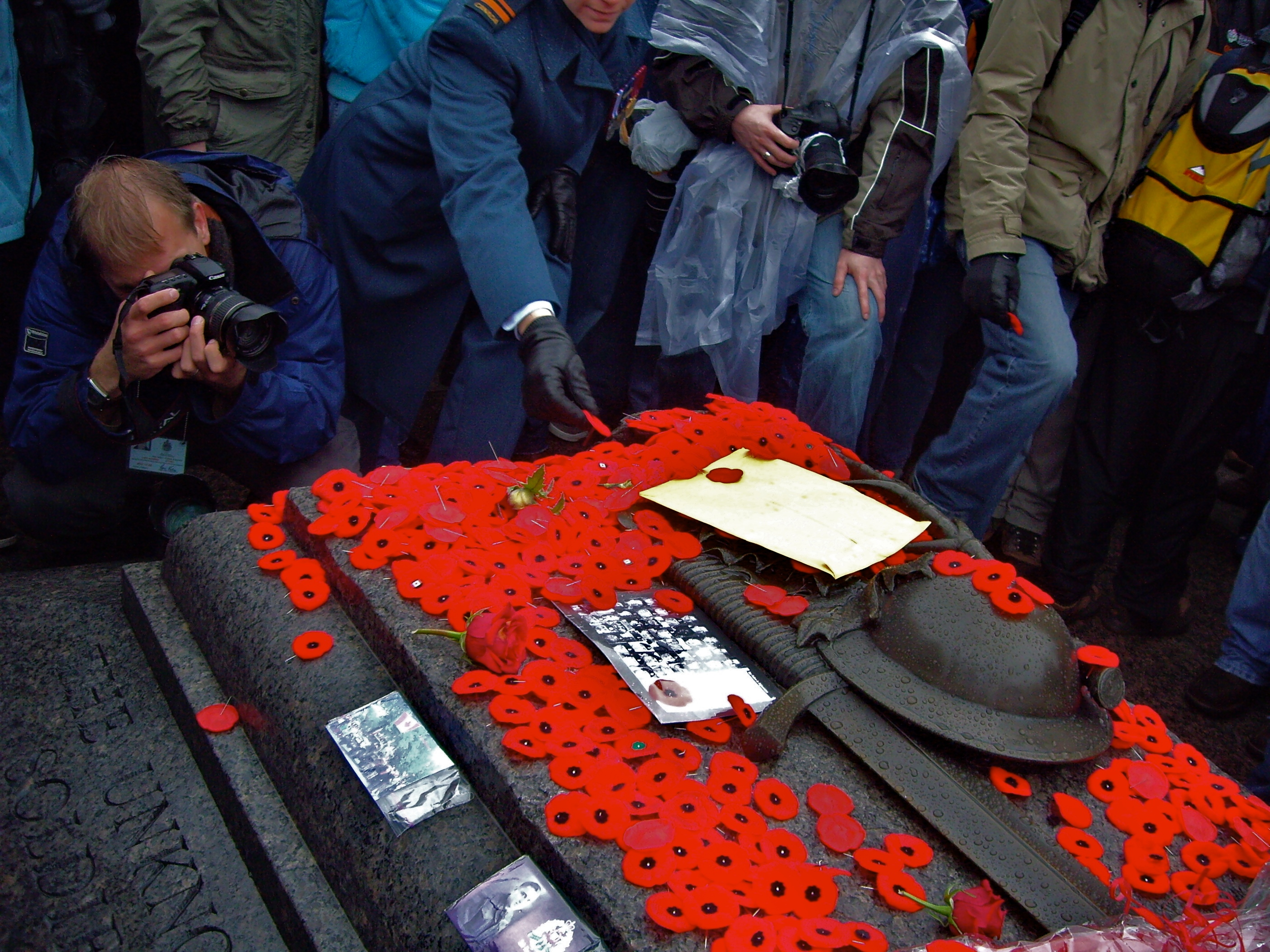 Canadian_Tomb_of_the_Unknown_Soldier_with_poppiesjpg