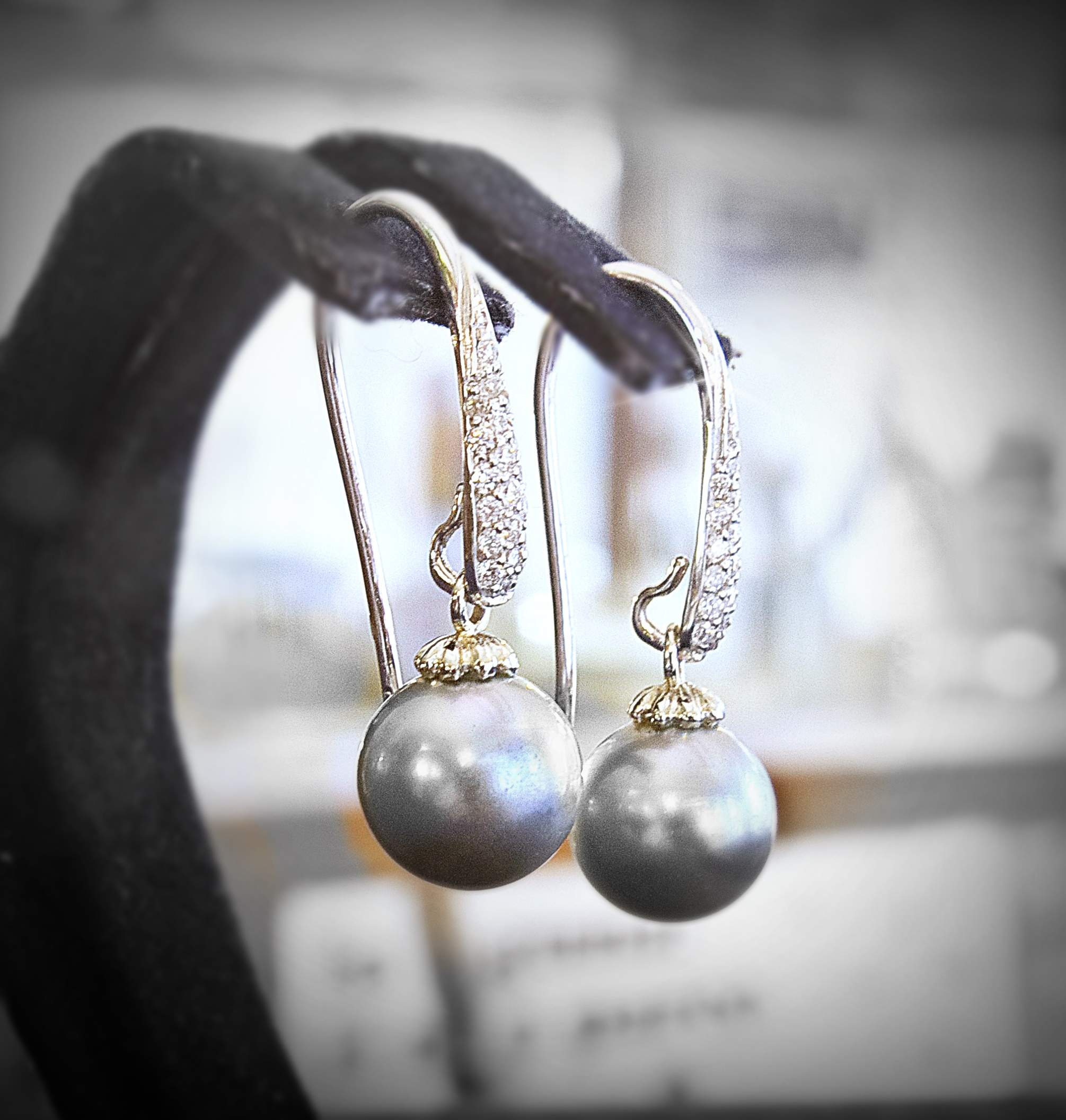 Paio orecchini in oro bianco con perle Thaiti diametro mm. 9.00 e brillanti a pavè. oro grammi 1,80,