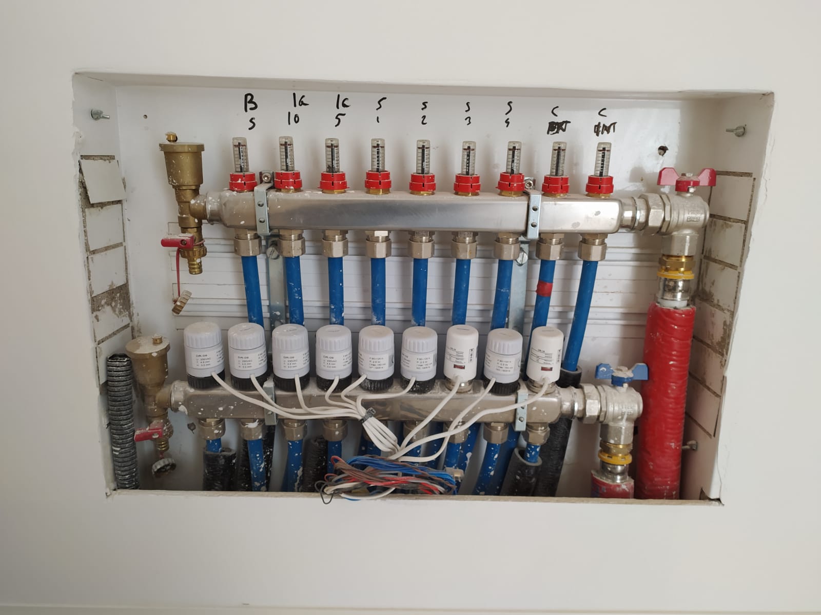 Termoregolazione ambiente con teste termostatiche installate sui collettori