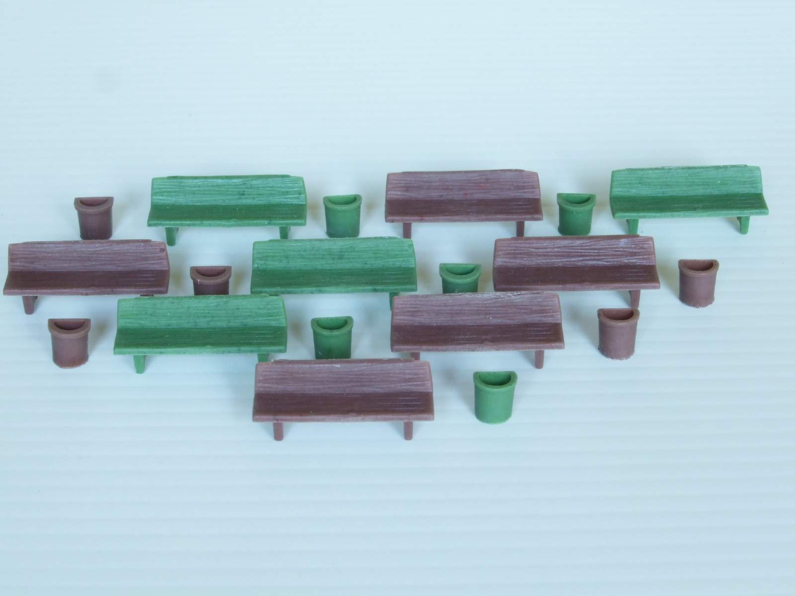 1:87-H0 12 benches for model making + 12 baskets in two colors - Krea