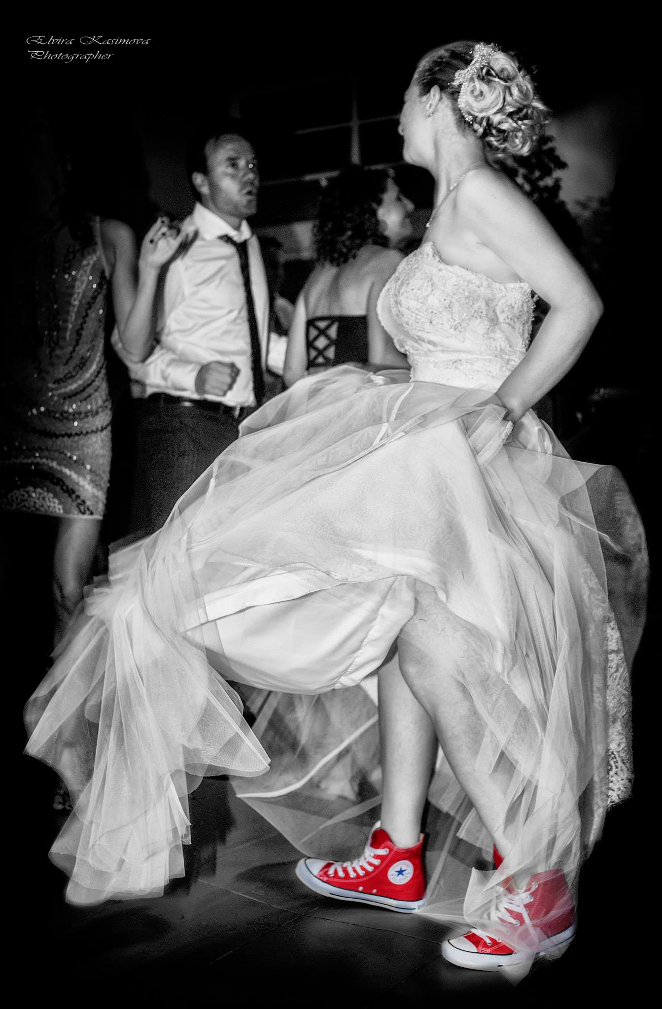la sposa balla con scarpe più comode