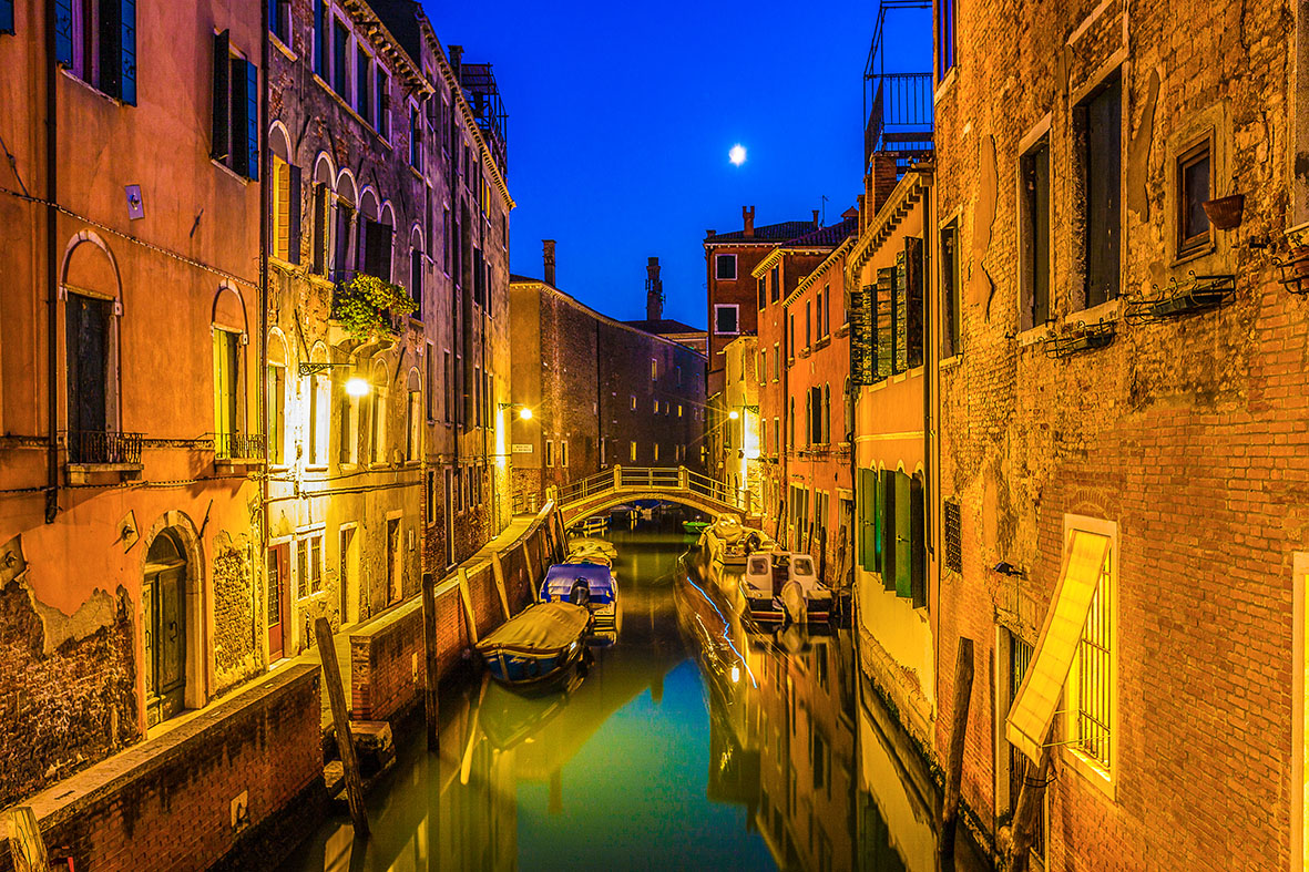 <img src = "Venezia, ponte, luce, calle, notturno, atmosfera, luna.jpg"