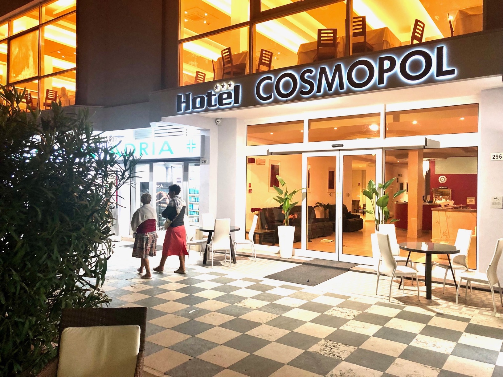 hotel Cosmopol illuminato di sera