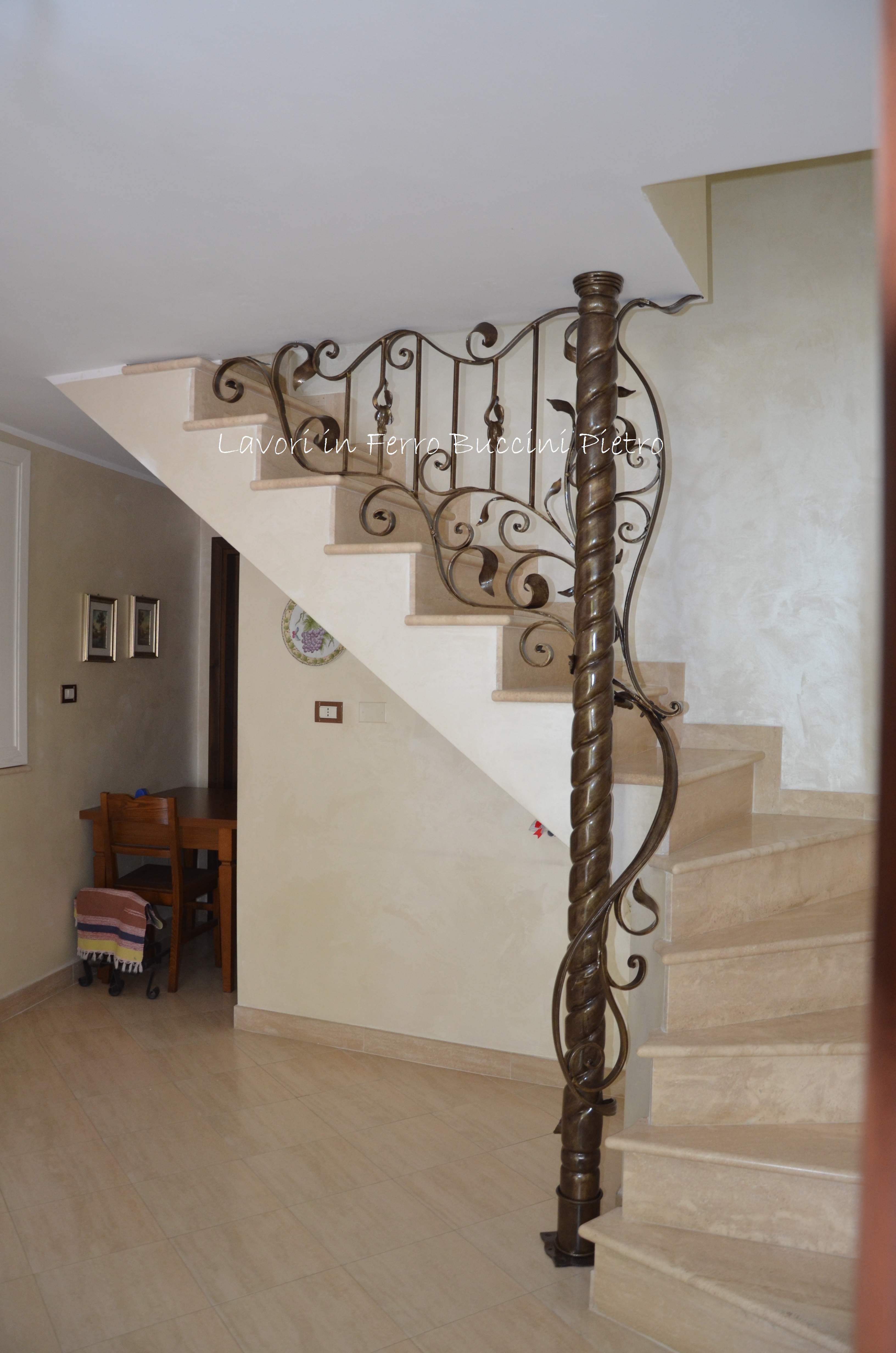 Vero ferro battuto artigianale, stile floreale, con montante  verticale lavorato