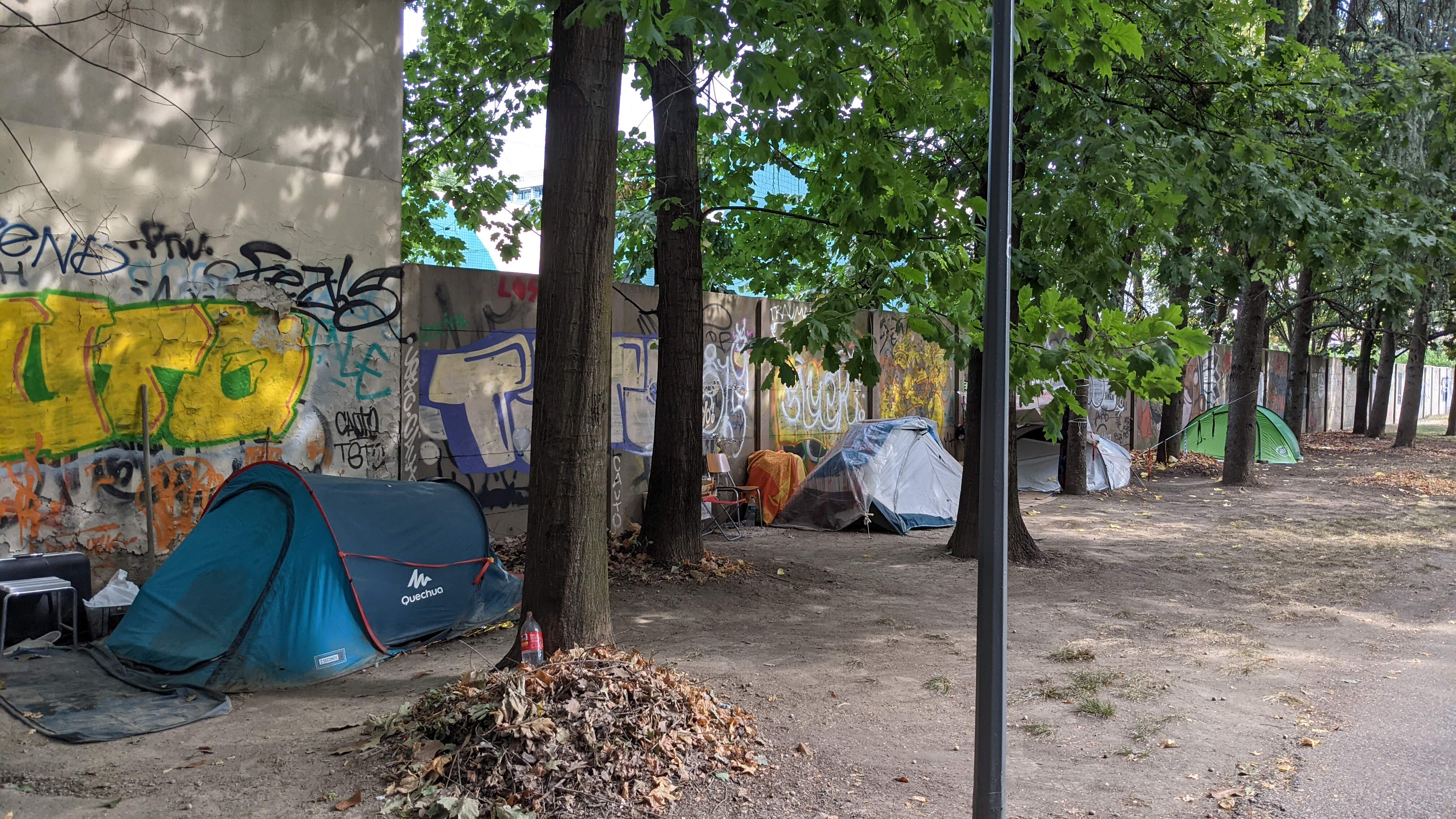 Il Comune di Milano favorisce il camping selvaggio ospitando abusivi presso la scuola della Polizia Municipale