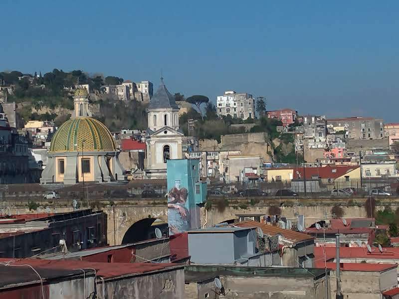 Rione Sanità dall'alto, Napoli. Con la cupola maiolicata della chiesa di Santa Maria della Sanità