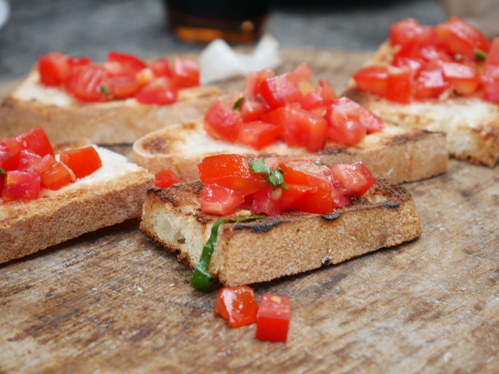 klasyka - opiwczony chleb z pomidorami oliwa i bazylia