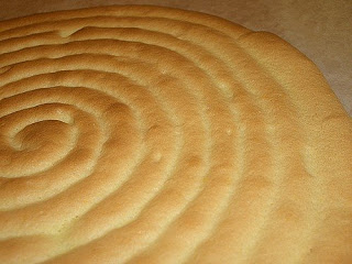 spirala z ciasta na savoiardi ktora moze byc baza do tortu