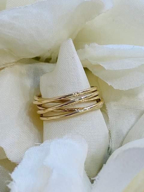Collezione "Filo di Luce" anello realizzato a mano in oro giallo