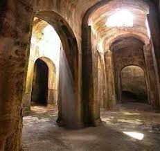 cisterna di epoca romana scavata nel tufo serviva la classis misenensis