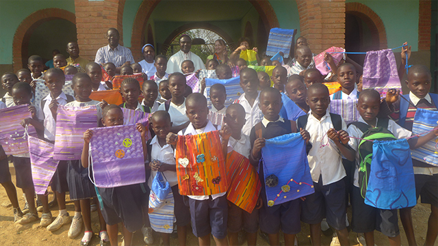 Gruppo di bambini Africani con dei panni colorati