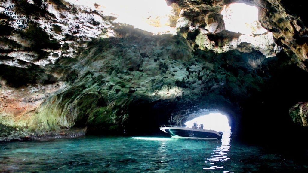 Barca all'interno della grotta dei miracoli a polignano