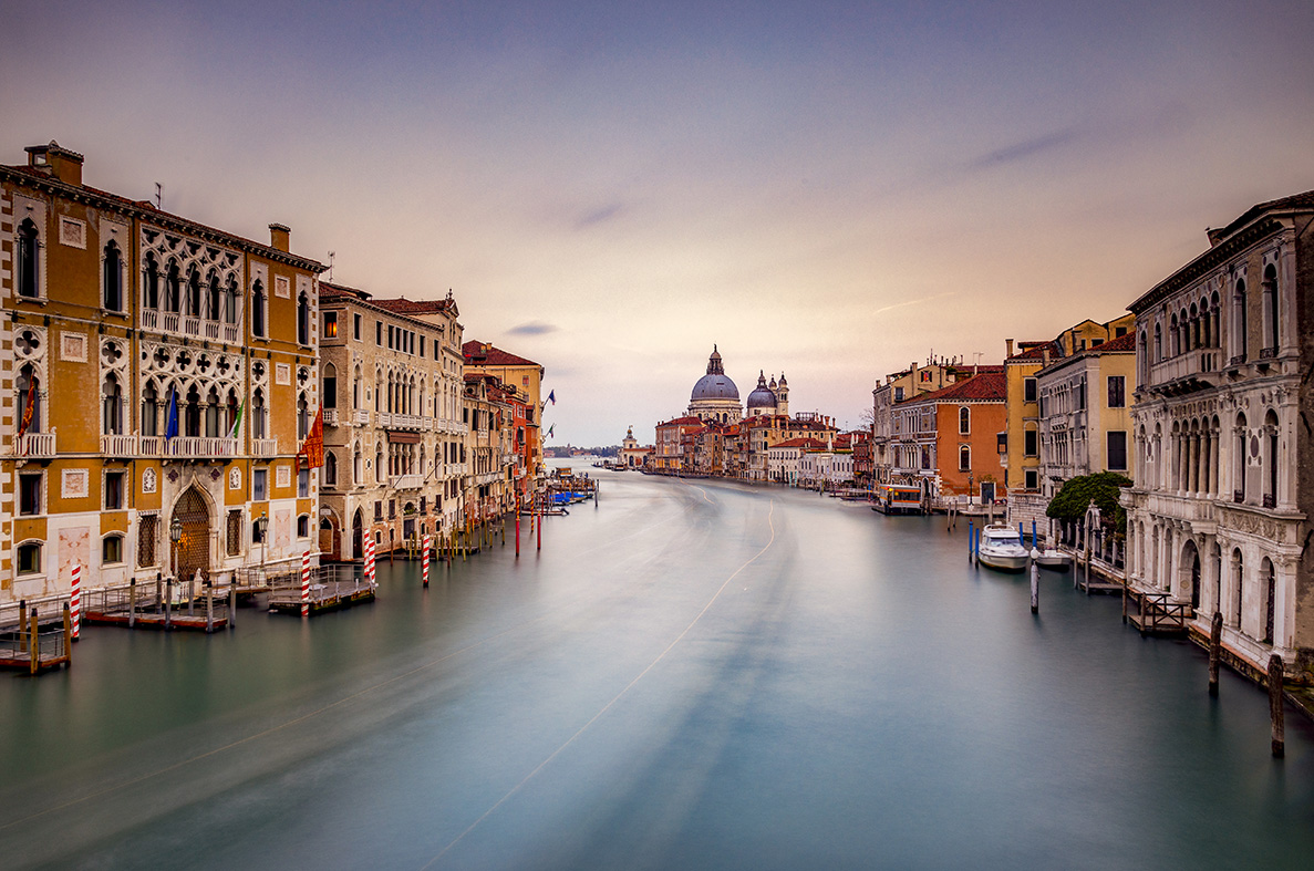 <img src = "Venezia, Italia, Laguna, Chiesa della salute, effetto, atmosfera, canal grande.jpg"