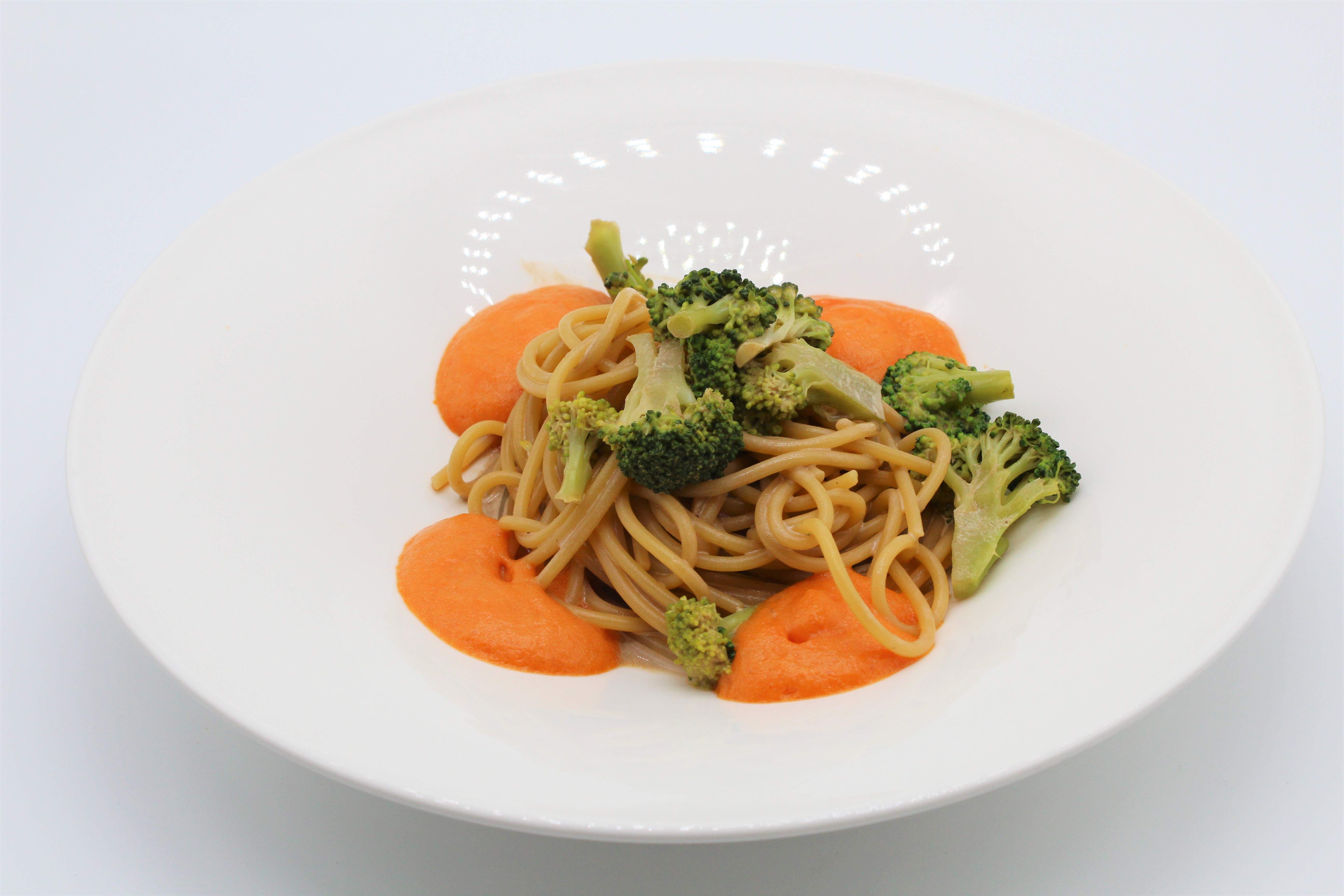 Spaghetti di grano duro, aglio nero, peperoncino e broccoletti