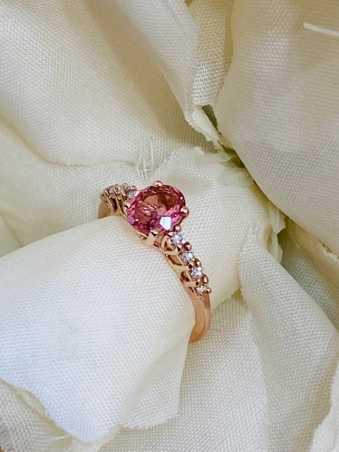 Anello in oro rosa, Tormalina rosa e diamanti naturali