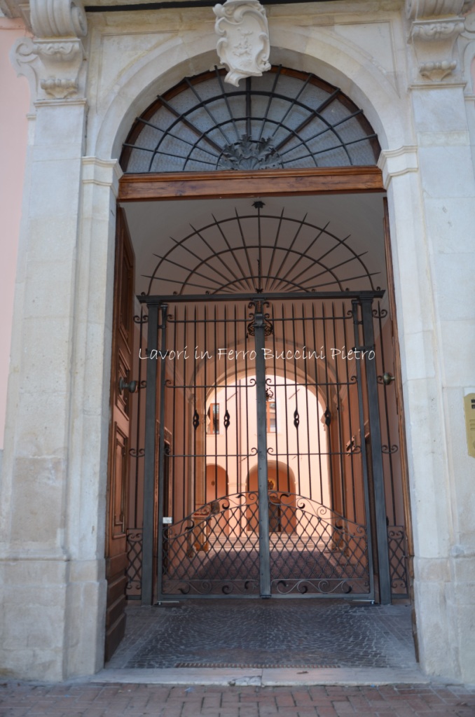 Cancello installato all'ingresso del Vescovado di Sulmona-Valva