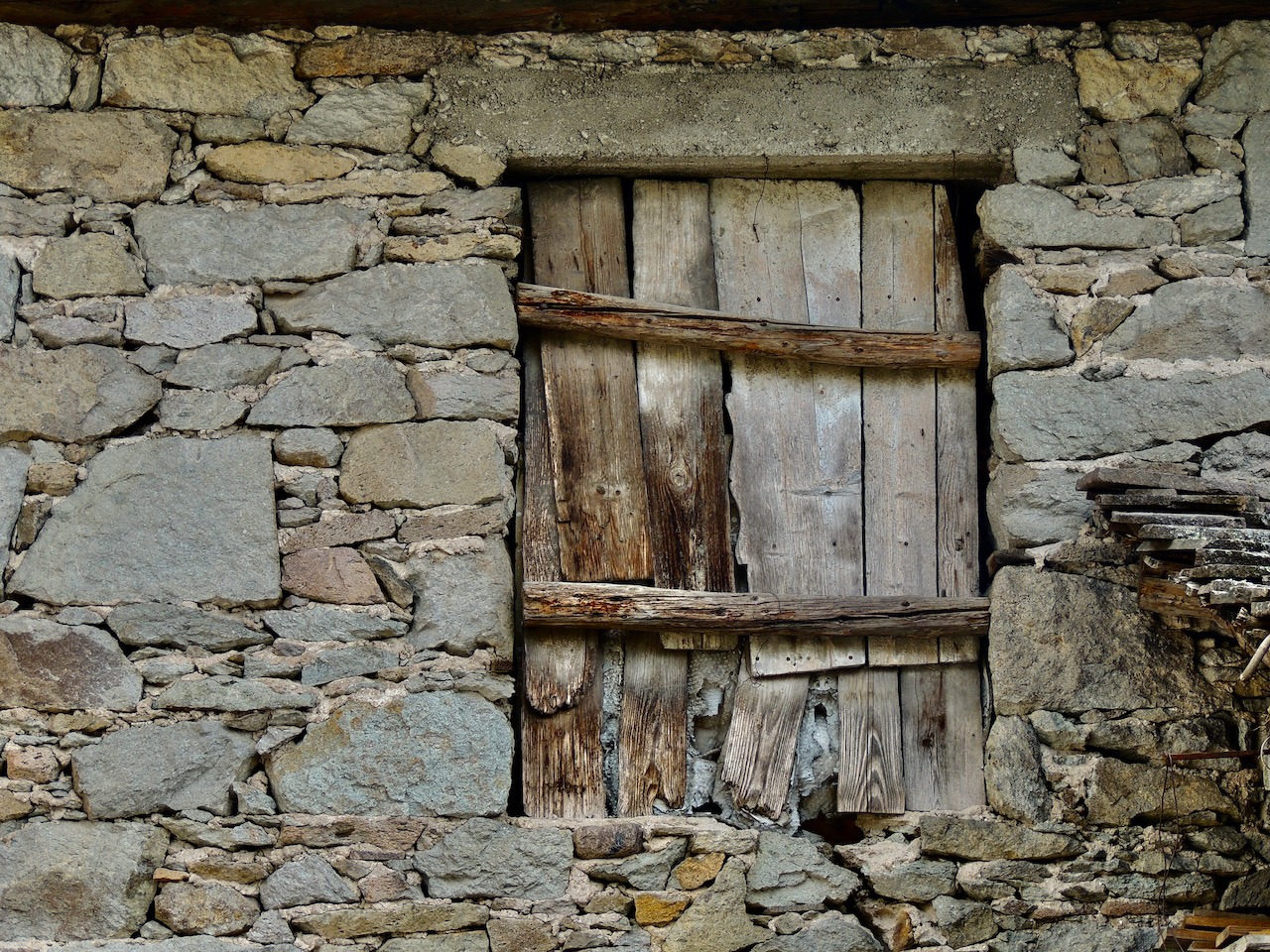 Solitudine, finestra, muro, Trentino, Italia