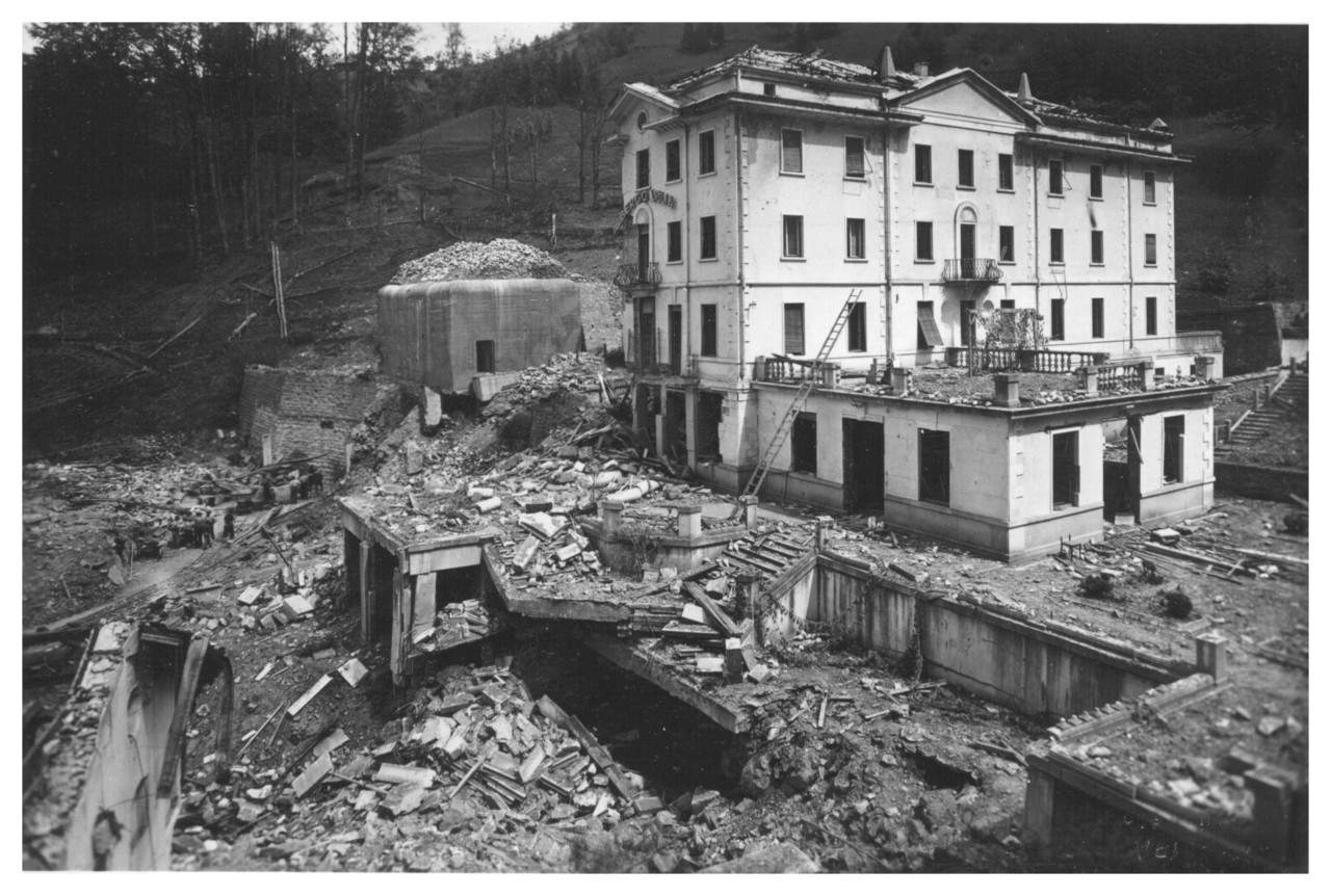 Questa foto ritrae il Comando tedesco dopo il bombardamento americano.
